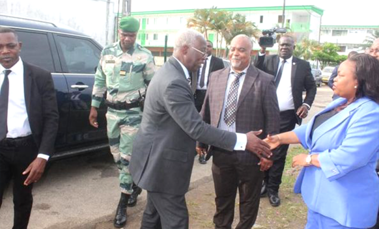 Encourager l'Éducation au Gabon : Une Visite Motivante au Lycée Léon Mba