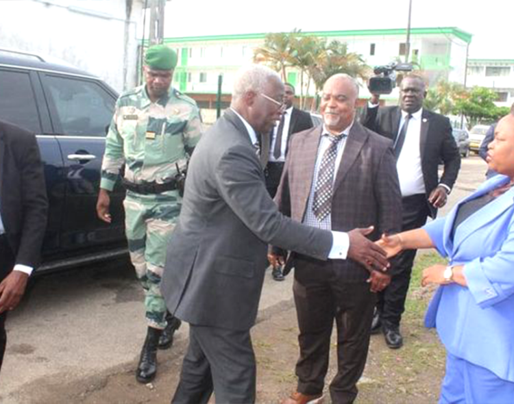 Encourager l'Éducation au Gabon : Une Visite Motivante au Lycée Léon Mba