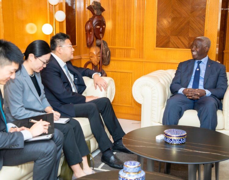 Renforcement des Relations Bilatérales : Échange entre le Premier Ministre Gabonais et le Nouvel Ambassadeur Chinois